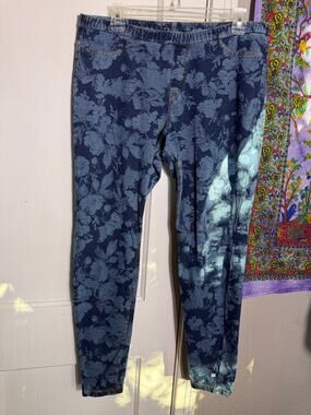 HUE Floral Denim Print Leggings Size - Large